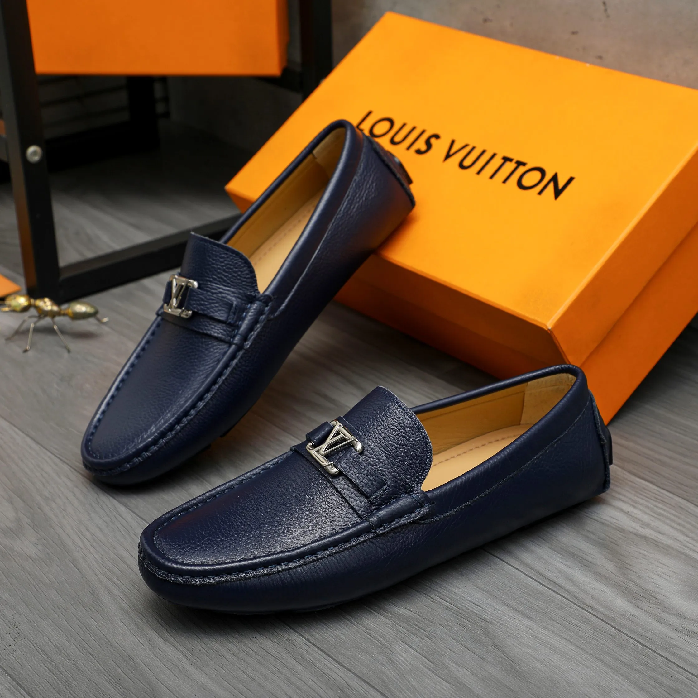 Men's shoes 💰p420 Product trademark: LV (Louis Vuitton) casual slip-on men's shoes Regular size: 38-44 Product materials: Selected pebbled cowhide upper, sheepskin lining, original rubber outsole